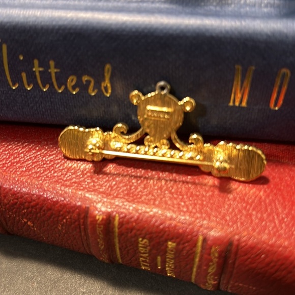 Very beautiful bar pin Signed Trifari. WA327 - Picture 3 of 4